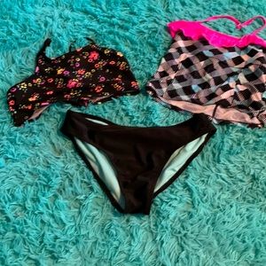 Swim suit with reversible tops